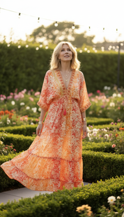 Robe en soie orange à aura dorée