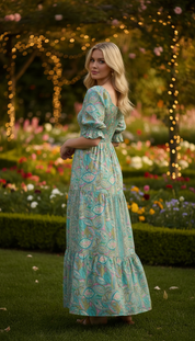 Robe en soie bleue smockée