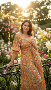 Das gesmokte orangefarbene Seidenkleid