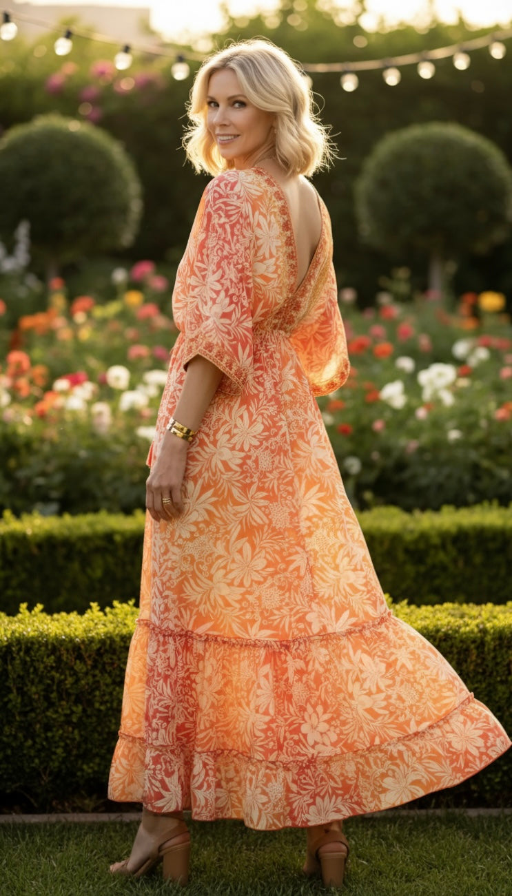 Robe en soie orange à aura dorée