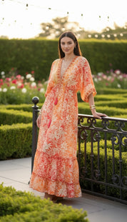 Robe en soie orange à aura dorée