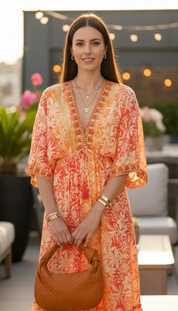 Robe en soie orange à aura dorée