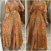Das gesmokte orangefarbene Seidenkleid