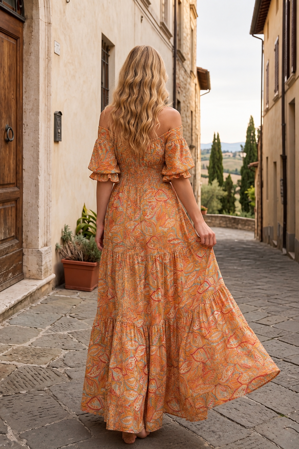 Das gesmokte orangefarbene Seidenkleid