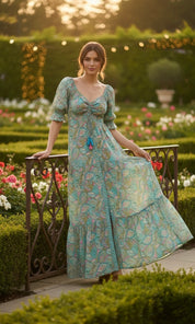 Robe en soie bleue smockée