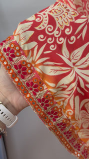 Robe en soie orange à aura dorée